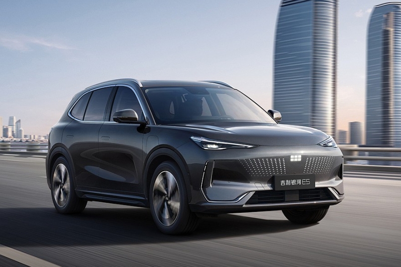 Обновлён Geely Galaxy E5, он же EX5 в России: богаче и мощнее, теперь с задним приводом